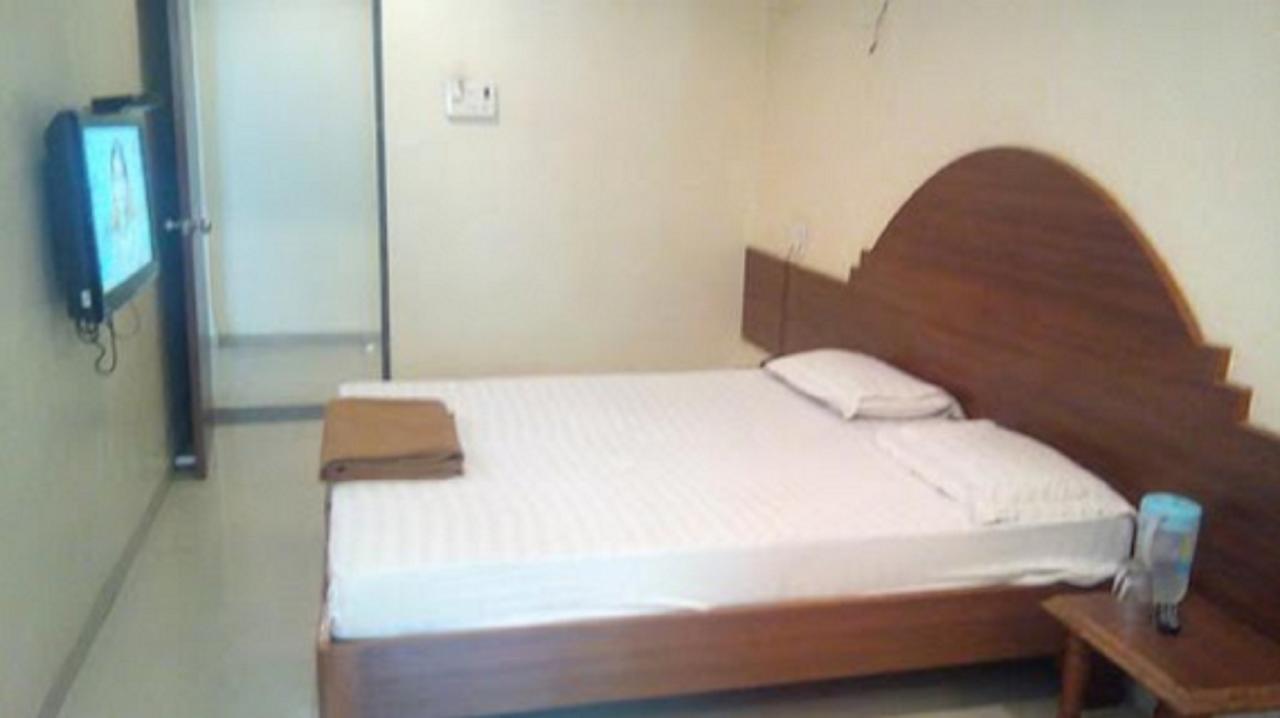 Hotel Rajdeep Pune Bagian luar foto