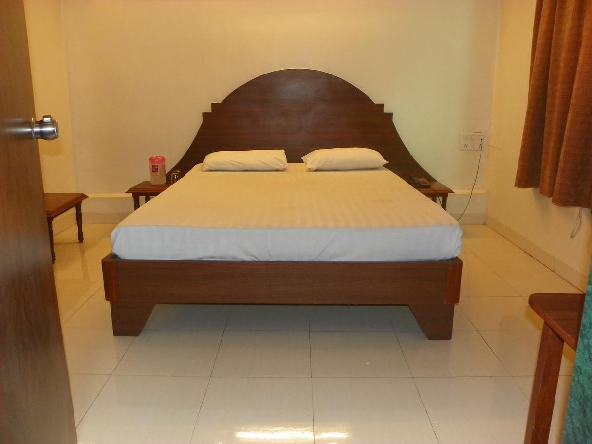 Hotel Rajdeep Pune Bagian luar foto