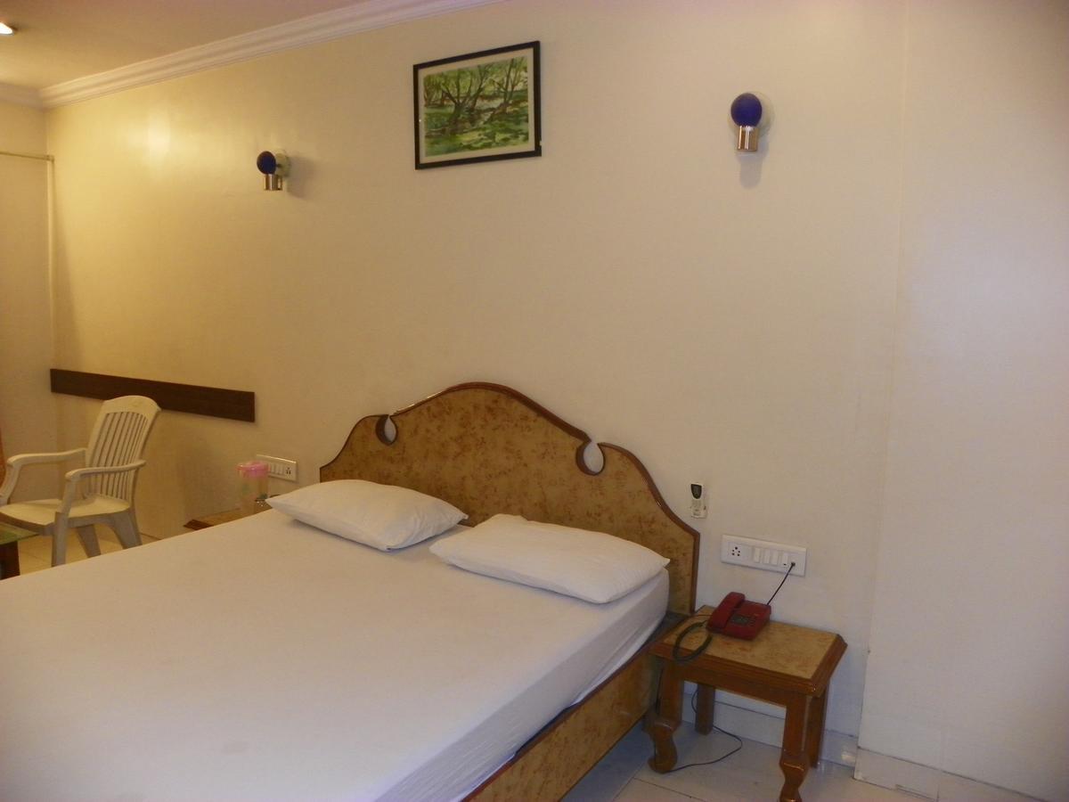 Hotel Rajdeep Pune Bagian luar foto