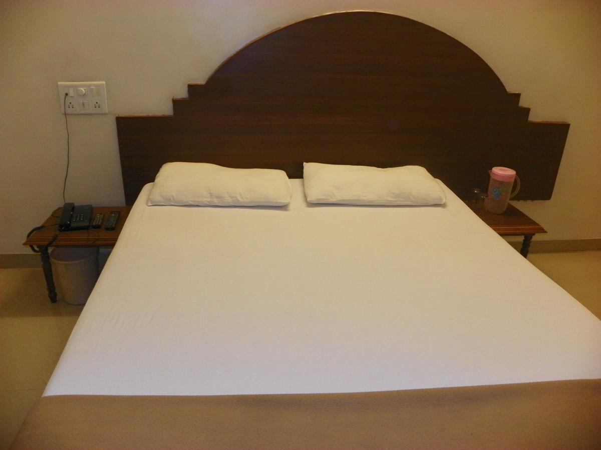 Hotel Rajdeep Pune Bagian luar foto